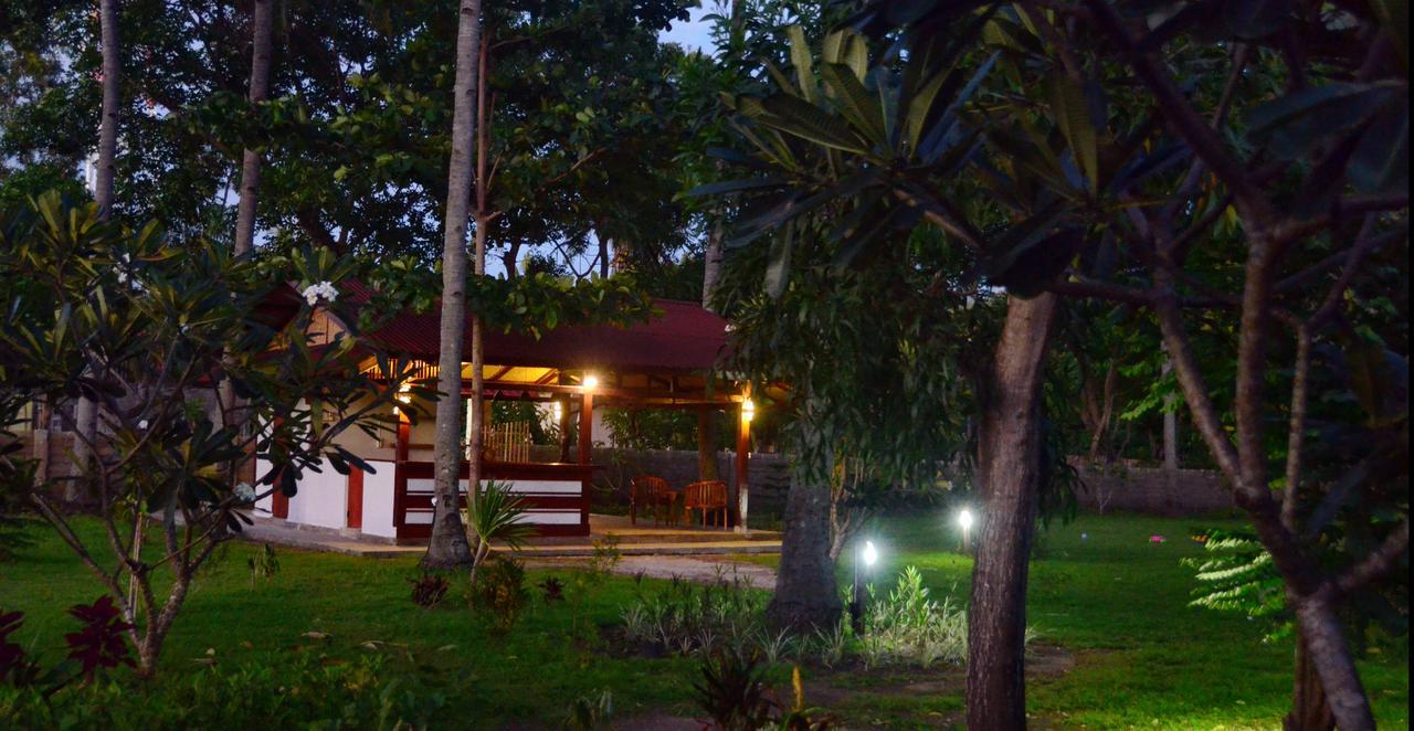 Amigos Bungalows Gili Meno Exterior photo